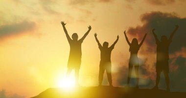 Siluet aile sporları: Yaşlı ebeveynler ve kız çocukları egzersizleri, sağlık hizmetleri iyi kollarınızı kaldırın, zihniniz neşeli ve mutlu. Gün batımında egzersiz: Mutlu aile aktiviteleri.