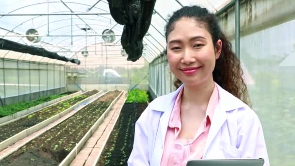 Portré Ázsiai Mezőgazdasági Kutató Fehér Kabátban Üvegház Szakember Gazdaság Vágólap — Stock videók