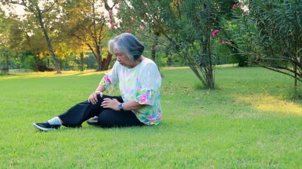 Ασιάτισσα Ηλικιωμένη Γυναίκα Που Υποφέρει Από Πόνο Στο Γόνατο Φλεγμονή — Αρχείο Βίντεο