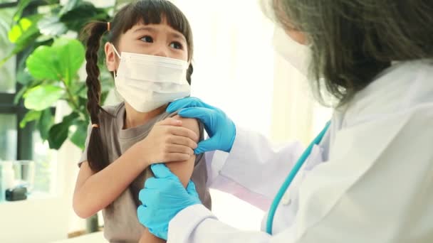 Старший Врач Заботящийся Молодой Девушке Вакцинацией Против Мрнк Предотвратить Эпидемию — стоковое видео