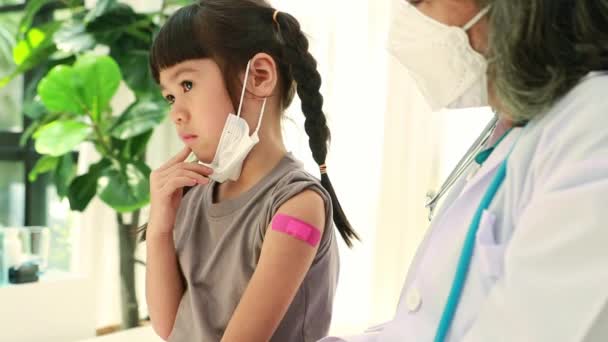 Médico Sênior Que Cuida Menina Com Vacinação Mrna Para Prevenir — Vídeo de Stock