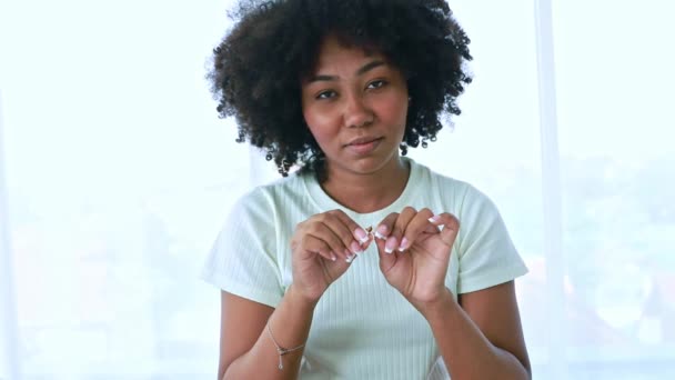 Afroamerikanerin Ekelt Sich Vor Gesundheitsschädigendem Rauchen Und Zerstört Indem Stücke — Stockvideo