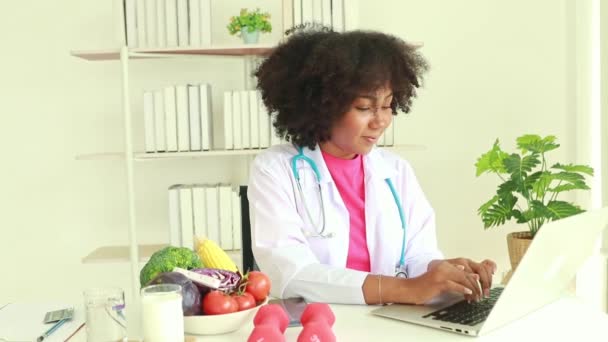African American Female Dietitian Doctor Greets Meal Preparer Guides Healthy — Vídeos de Stock