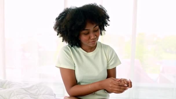 Afro Amerikan Kadın Yatak Odasında Elinde Iğrenç Bir Sigara Ile — Stok video