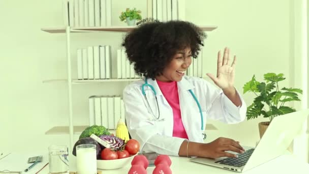 Doktorze Kobieta Afroamerykanin Dietetyk Pozdrawia Przygotowuje Posiłki Zaleca Zdrowe Odżywianie — Wideo stockowe