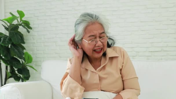 Пожилая Азиатка Проблемами Слухом Глухая Слышит Нуждается Громкости Время Телефонного — стоковое видео