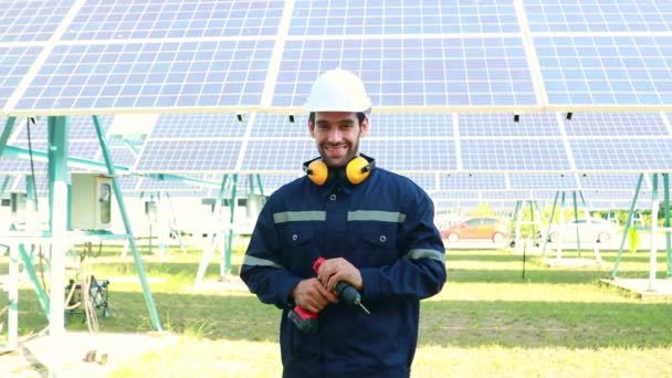 Porträt Gut Aussehende Männliche Arbeiter Elektro Ingenieur Aufrechterhaltung Sonnenkollektor Hält — Stockvideo