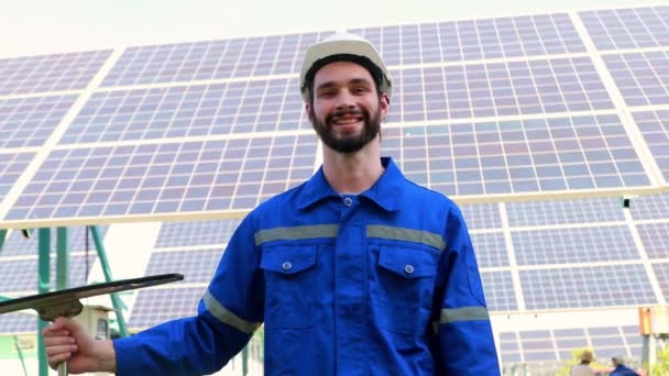 Portrait Happy Handsome Male Worker Electrical Engineer Taking Care Solar — Vídeo de stock