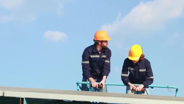 Manliga Och Kvinnliga Elektriker Ombordstigning Gaffeltruck För Underhåll Kontrollera Solcellspaneler — Stockvideo