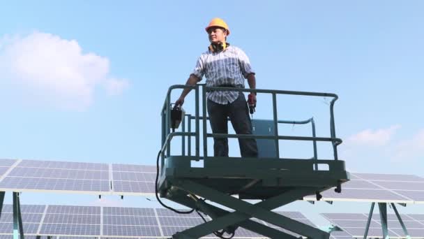 Asiático Eletricista Sênior Fazendo Trabalho Manutenção Painel Solar Autônomo Carro — Vídeo de Stock