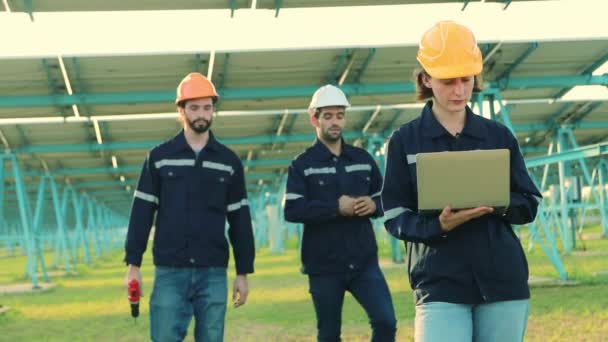 Elektro Ingenieurinnen Mit Harten Hüten Inspizieren Solarmodule Mit Laptops Zusammen — Stockvideo