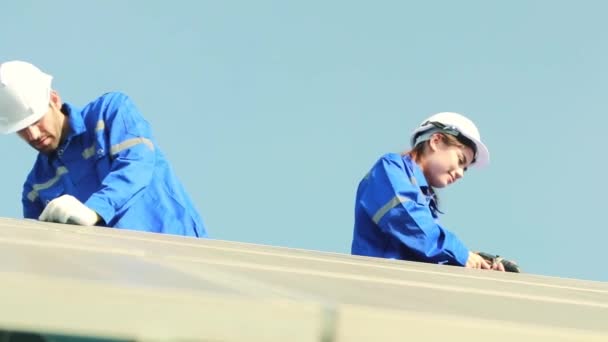 Чоловіки Жінки Електрики Техніки Посадки Навантажувача Технічного Обслуговування Перевірки Панелей — стокове відео