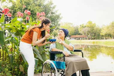 Kanser hastası olan, vücudu ve sağlığı yerine gelsin diye çorba içen ama yemekten sıkılan bir anne, sağlıklı beslenmek istemeyen ve yiyemeyen yaşlı bir anneye bakıyor.