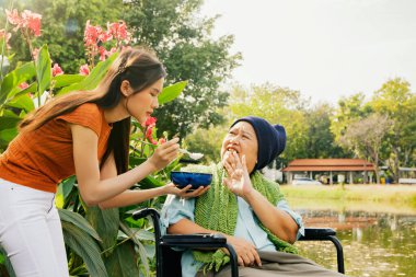 Kanser hastası olan, vücudu ve sağlığı yerine gelsin diye çorba içen ama yemekten sıkılan bir anne, sağlıklı beslenmek istemeyen ve yiyemeyen yaşlı bir anneye bakıyor.