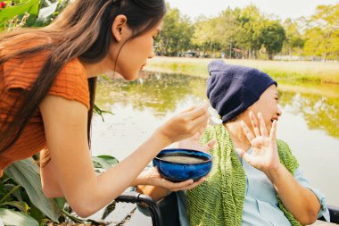 Kanser hastası olan, vücudu ve sağlığı yerine gelsin diye çorba içen ama yemekten sıkılan bir anne, sağlıklı beslenmek istemeyen ve yiyemeyen yaşlı bir anneye bakıyor.