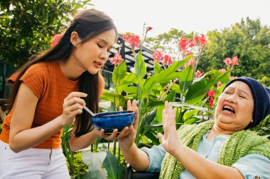 Kanser hastası olan, vücudu ve sağlığı yerine gelsin diye çorba içen ama yemekten sıkılan bir anne, sağlıklı beslenmek istemeyen ve yiyemeyen yaşlı bir anneye bakıyor.