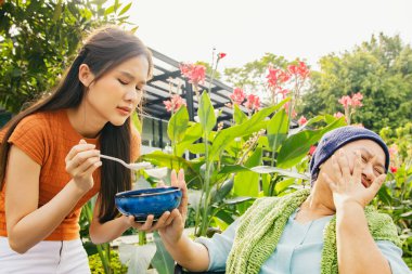 Kanser hastası olan, vücudu ve sağlığı yerine gelsin diye çorba içen ama yemekten sıkılan bir anne, sağlıklı beslenmek istemeyen ve yiyemeyen yaşlı bir anneye bakıyor.