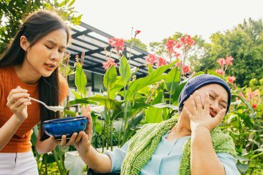 Kanser hastası olan, vücudu ve sağlığı yerine gelsin diye çorba içen ama yemekten sıkılan bir anne, sağlıklı beslenmek istemeyen ve yiyemeyen yaşlı bir anneye bakıyor..