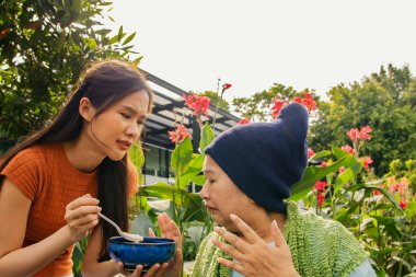 Kanser hastası olan, vücudu ve sağlığı yerine gelsin diye çorba içen ama yemekten sıkılan bir anne, sağlıklı beslenmek istemeyen ve yiyemeyen yaşlı bir anneye bakıyor.