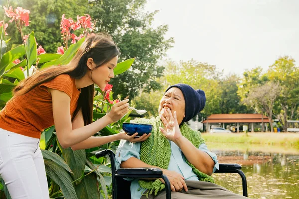 Kanser hastası olan, vücudu ve sağlığı yerine gelsin diye çorba içen ama yemekten sıkılan bir anne, sağlıklı beslenmek istemeyen ve yiyemeyen yaşlı bir anneye bakıyor.