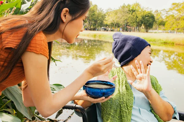 Kanser hastası olan, vücudu ve sağlığı yerine gelsin diye çorba içen ama yemekten sıkılan bir anne, sağlıklı beslenmek istemeyen ve yiyemeyen yaşlı bir anneye bakıyor.