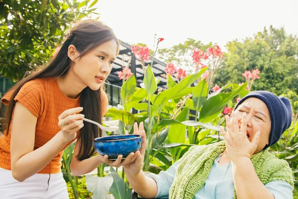 Kanser hastası olan, vücudu ve sağlığı yerine gelsin diye çorba içen ama yemekten sıkılan bir anne, sağlıklı beslenmek istemeyen ve yiyemeyen yaşlı bir anneye bakıyor.