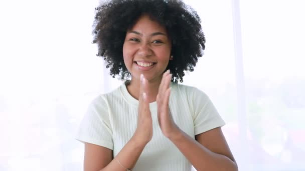 Portret Młoda Afroamerykanka Wczesnym Wstaniu Dobry Nastrój Rano Przebudzeniu Pełni — Wideo stockowe