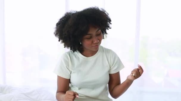 Afro Amerikan Kadın Yatak Odasında Elinde Iğrenç Bir Sigara Ile — Stok video