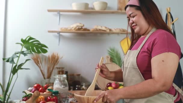 Feliz Grasa Mujer Asiática Haciendo Pizza Casera Casa Tradicional Receta — Vídeos de Stock