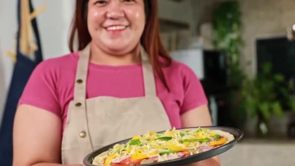 Chubby Woman Thumbs Good Mood Wants Eat Concentrates Making Homemade — Vídeo de Stock