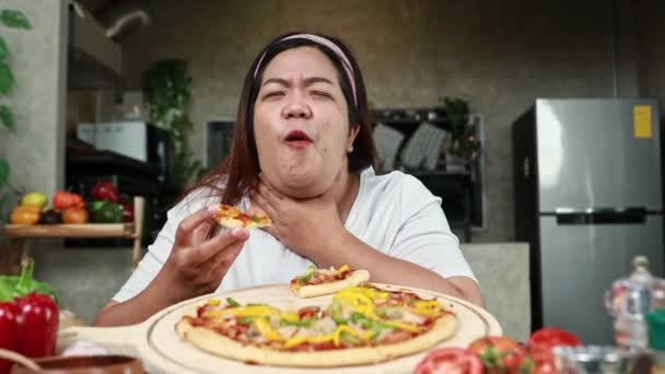 Жінка Ожирінням Сидить Їсть Свою Улюблену Варену Піцу Великим Задоволенням — стокове відео
