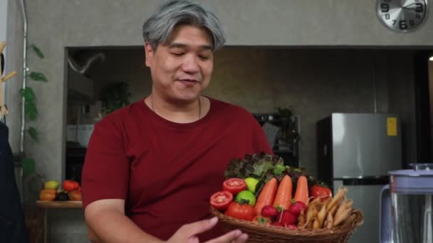 Asian Healthy Fat Man Recommending Healthy Detox Smoothie Eating Green — 图库视频影像