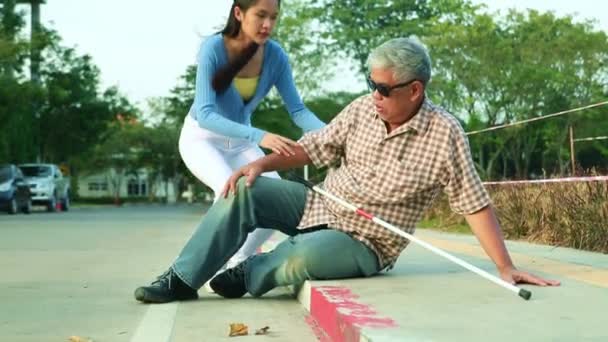 Aziatische Blinde Oude Man Lopen Met Een Stok Blind Ongeval — Stockvideo