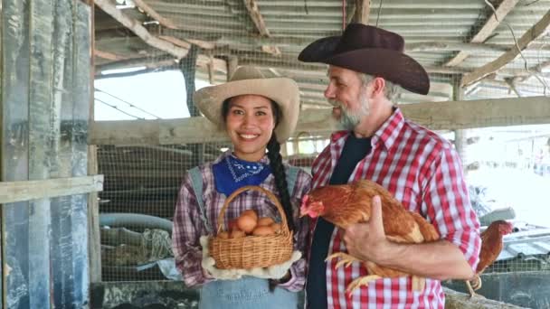 Family Couples Who Love Each Other Working Raise Chickens Countryside — Vídeo de Stock