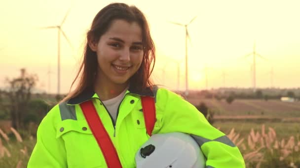 Teamwork Twee Kaukasische Technici Inspecteren Stands Analyseren Windenergiecentrale Gebied Blauwdrukken — Stockvideo