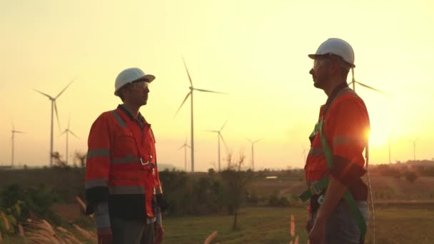 Kafkas Teknisyeni Rüzgar Santralinin Planlarını Inceliyor Temiz Çevre Dostu Bir — Stok video