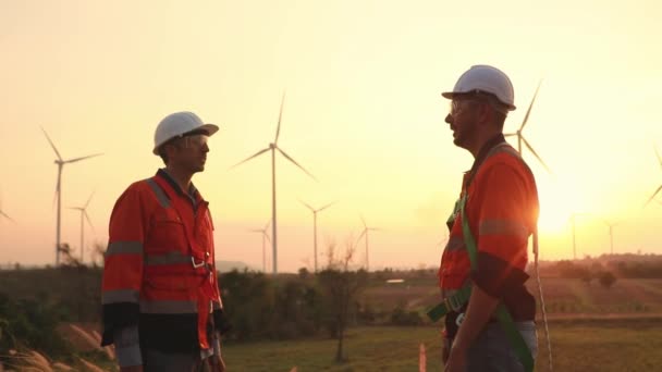 Týmová Práce Dva Bělošští Technici Kontrolují Stánky Analyzují Plány Větrných — Stock video