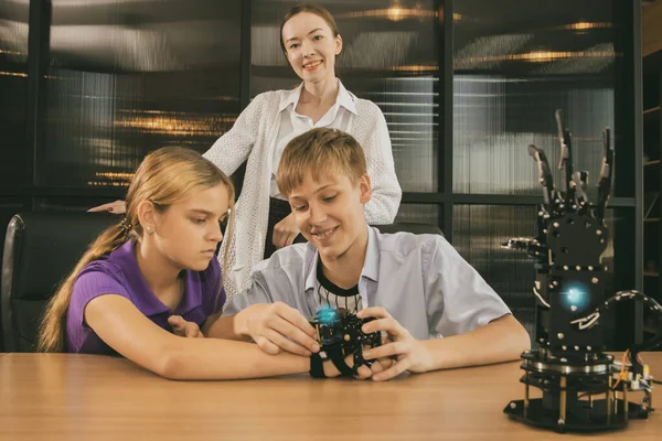 Happy Female Teacher Takes Care Students Who Interested Having Fun — Stock Photo, Image