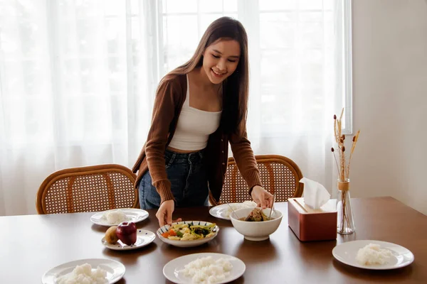 Házimunka Gyönyörű Ázsiai Háziasszony Boldog Megterítette Asztalt Hogy Enni Családdal — Stock Fotó