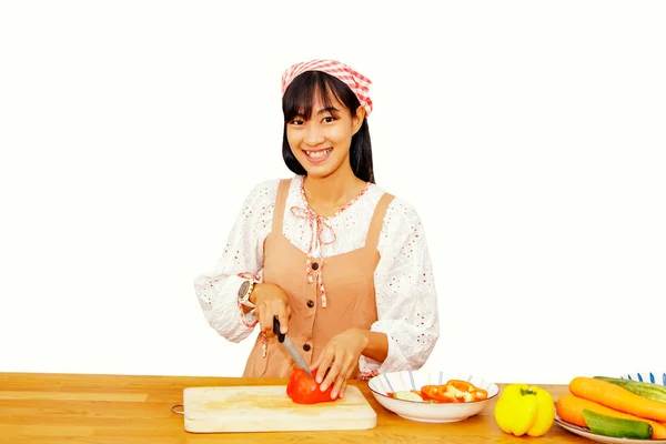 美丽的菜鸟厨师 有着优雅气质的亚洲女人 带着微笑切西红柿和新鲜蔬菜 在白色背景下烹调美味营养的健康食品清洁炊具 — 图库照片
