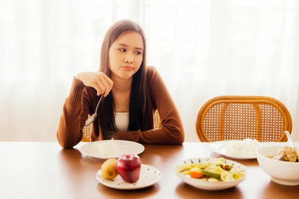 Fiatal Ázsiai Éhes Unatkozik Eszik Asztalon Tele Ízetlen Ételek Nézi — Stock Fotó