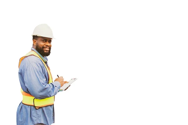身穿反光背心的非裔美国男性工人安全官员 手持剪贴板记录工作 工厂安全清单 站着看着白色背景的相机 收割路径 — 图库照片