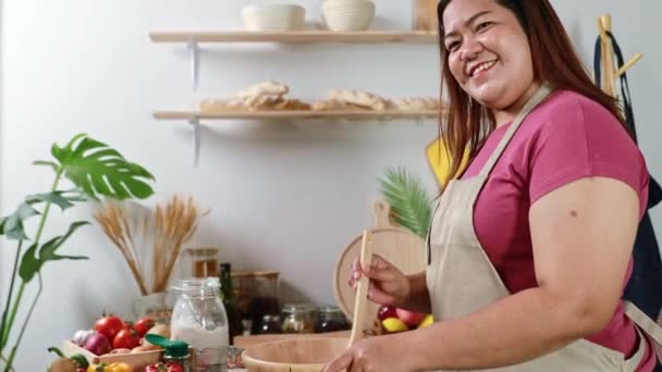 Счастливая Жирная Азиатская Женщина Делает Домашнюю Пиццу Дому Традиционный Итальянский — стоковое видео