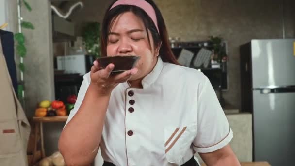 Make Pizza Kitchen Home Female Chef Prepares Ingredients Sniffs Shiitake — Wideo stockowe