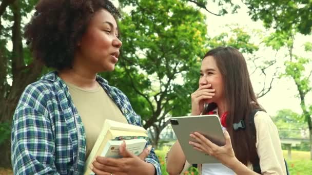 Freunde Verschiedener Nationalitäten Zwei Asiatische Und Afroamerikanische College Freundinnen Stehen — Stockvideo