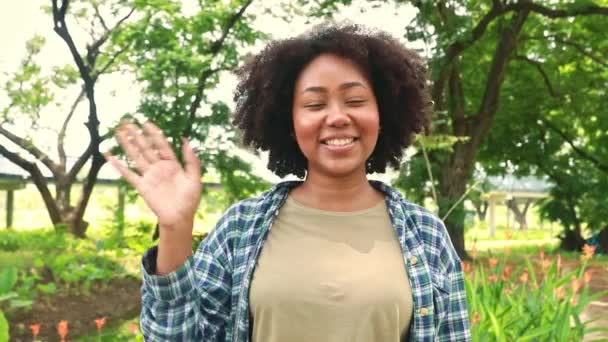 Felice Ritratto Giovane Donna Afro Americana Con Viso Luminoso Sorriso — Video Stock