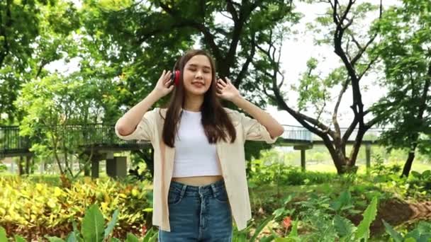 Young Asian Woman Enjoying Soft Music Playing Headphones Standing Soft — Stock Video