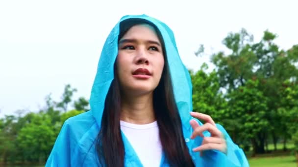 Problema Salud Hermosa Chica Asiática Vestido Lluvia Azul Caminando Jardín — Vídeo de stock