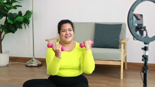 Asiatische Dicke Frau Streamer Sitzt Beim Training Hanteln Heben Studie — Stockvideo