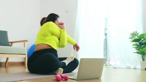 Evde Sağlık Zindelik Egzersizi Yapan Asyalı Şişman Kadın Oturarak Uzanarak — Stok video
